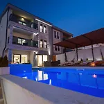 Luxury Paradise 120m From Sandy Beach, Heated Pool, Billiard, Max 12 Pax *