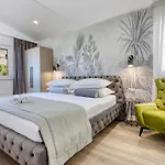 Luxury Paradise 120m From Sandy Beach, Heated Pool, Billiard, Max 12 Pax *