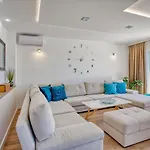 Вилла Luxury Paradise 120m From Sandy Beach, Heated Pool, Billiard, Max 12 Pax *