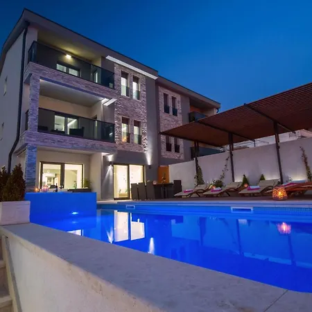 Luxury Paradise 120m From Sandy Beach, Heated Pool, Billiard, Max 12 Pax *